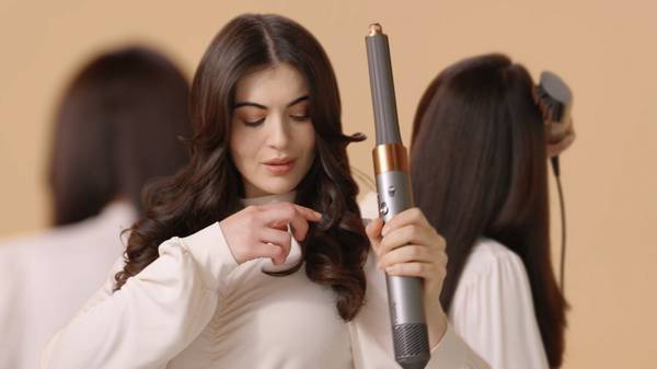 Dyson Airwrap hairstyle hair curling hair styling tool 